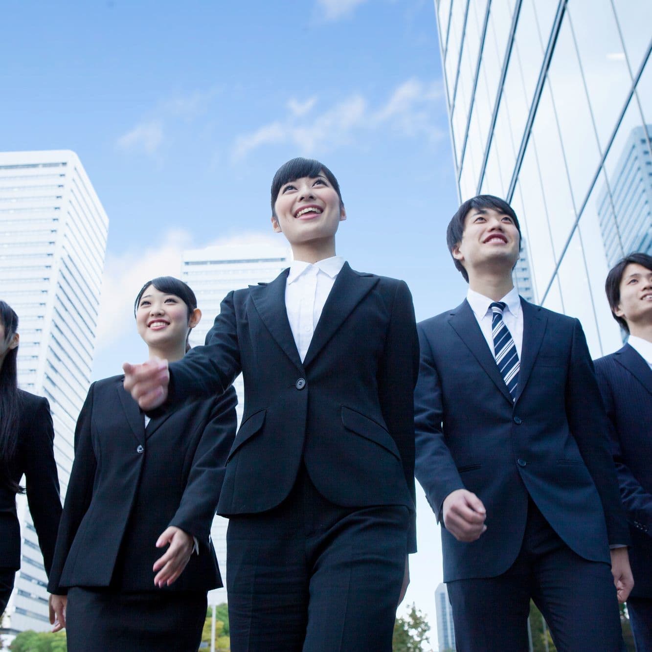 未来に向かって歩く集団